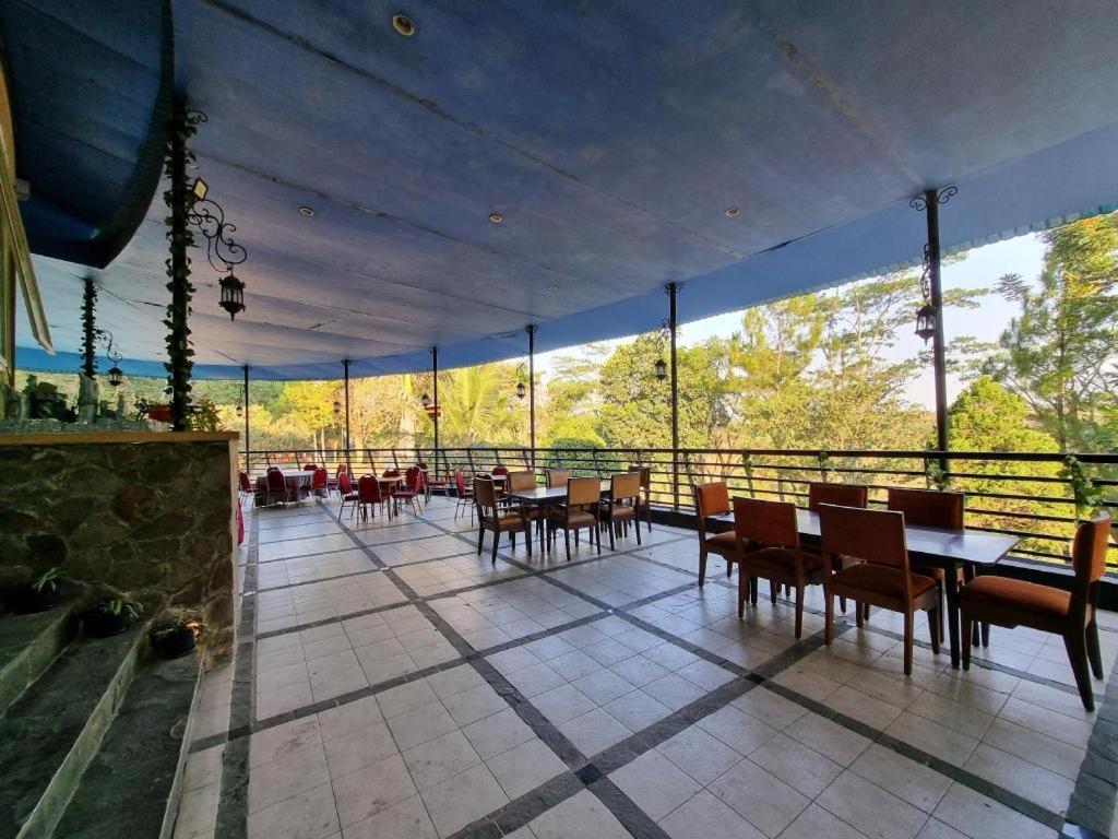 High Livin Dago Hotel